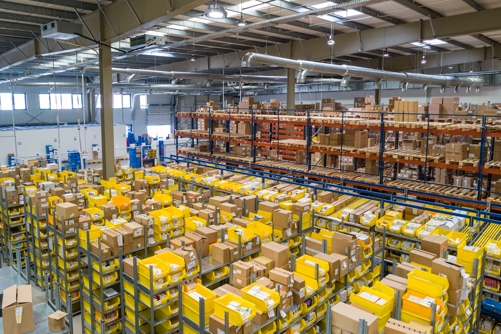 Esteira de expedição com caixas de pedidos prontos para envio