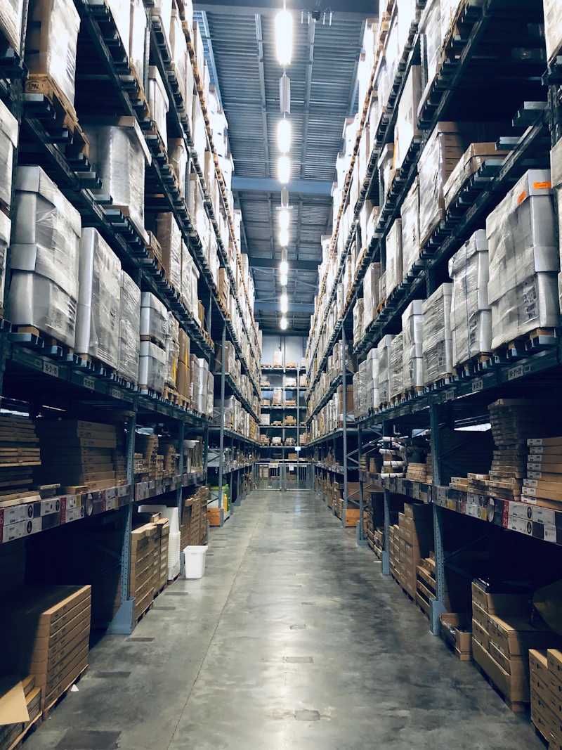 Prateleiras de estoque organizadas em um centro de distribuição
