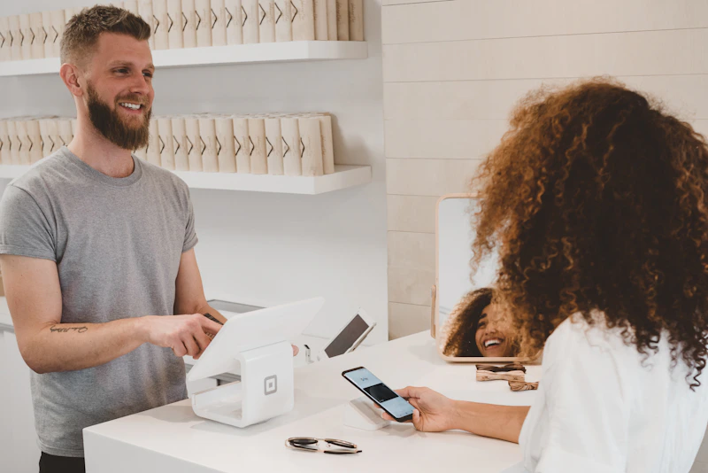 Caixas de papelão de uma marca de moda prontas para expedição
